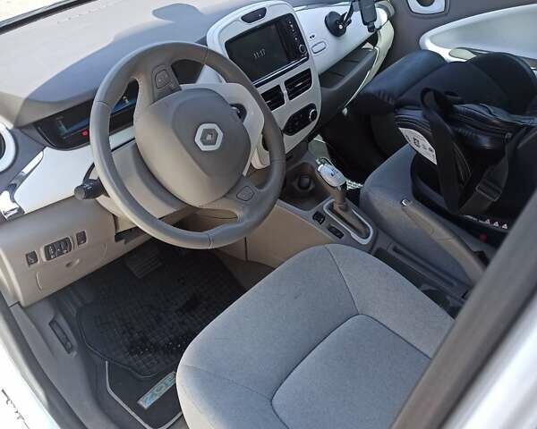 Белый Рено Зое, объемом двигателя 0 л и пробегом 61 тыс. км за 8880 $, фото 4 на Automoto.ua