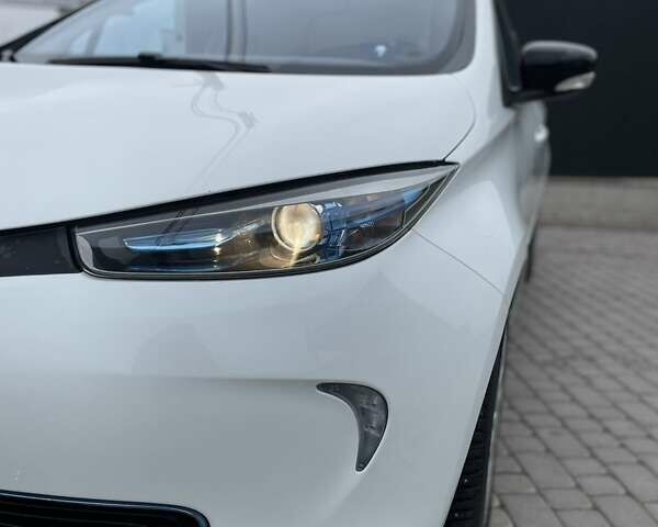Белый Рено Зое, объемом двигателя 0 л и пробегом 98 тыс. км за 7000 $, фото 11 на Automoto.ua