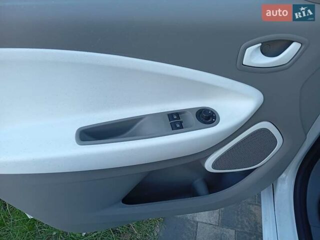Белый Рено Зое, объемом двигателя 0 л и пробегом 100 тыс. км за 5600 $, фото 17 на Automoto.ua
