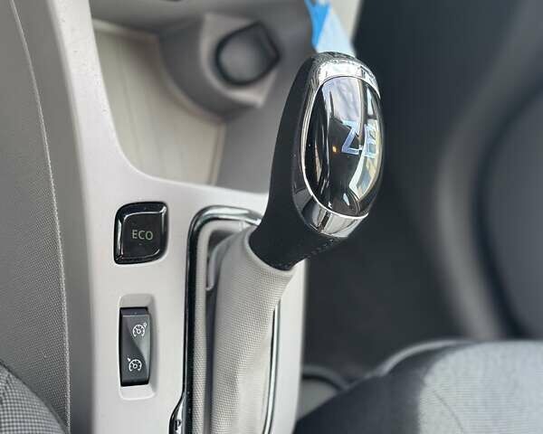 Белый Рено Зое, объемом двигателя 0 л и пробегом 167 тыс. км за 6599 $, фото 21 на Automoto.ua