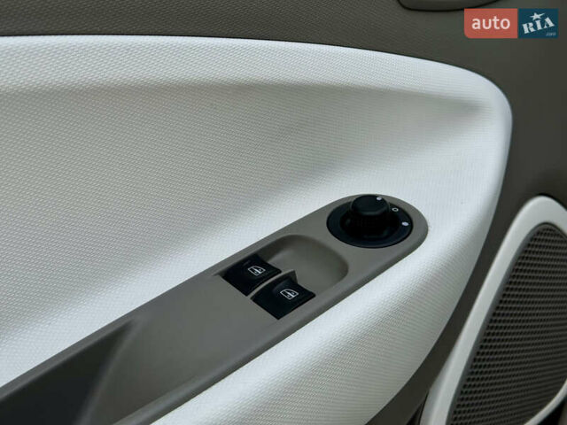 Білий Рено Зое, об'ємом двигуна 0 л та пробігом 110 тис. км за 6200 $, фото 15 на Automoto.ua