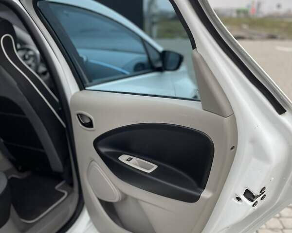 Белый Рено Зое, объемом двигателя 0 л и пробегом 98 тыс. км за 7000 $, фото 18 на Automoto.ua
