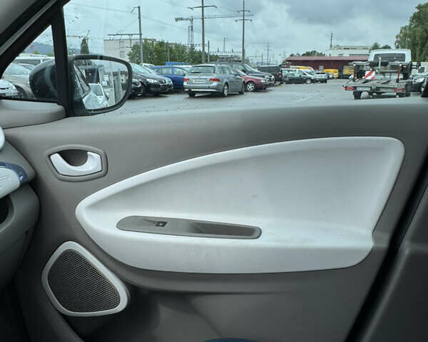 Белый Рено Зое, объемом двигателя 0 л и пробегом 80 тыс. км за 4399 $, фото 9 на Automoto.ua