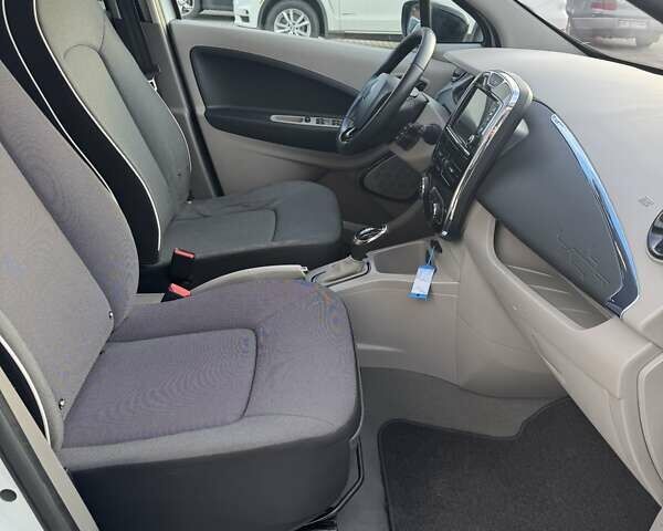 Белый Рено Зое, объемом двигателя 0 л и пробегом 167 тыс. км за 6599 $, фото 30 на Automoto.ua