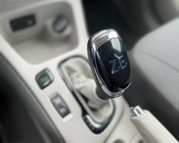 Белый Рено Зое, объемом двигателя 0 л и пробегом 98 тыс. км за 7000 $, фото 32 на Automoto.ua
