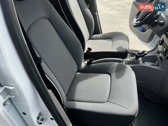 Білий Рено Зое, об'ємом двигуна 0 л та пробігом 123 тис. км за 6900 $, фото 24 на Automoto.ua