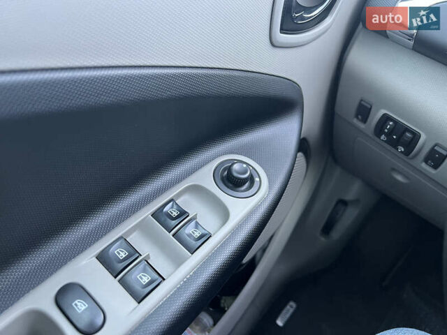 Белый Рено Зое, объемом двигателя 0 л и пробегом 120 тыс. км за 6500 $, фото 12 на Automoto.ua