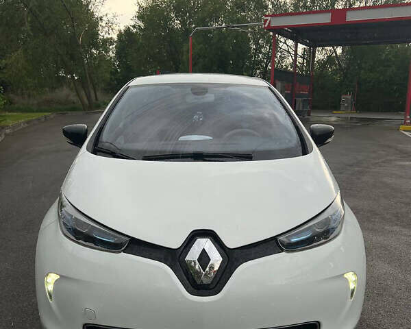 Белый Рено Зое, объемом двигателя 0 л и пробегом 152 тыс. км за 5700 $, фото 1 на Automoto.ua