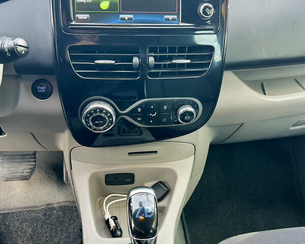 Рено Зое 2014 в Луцке на Automoto.ua Белый Рено Зое, объемом двигателя 0 л и пробегом 87 тыс. км за 6700 $, фото 10 на Automoto.ua