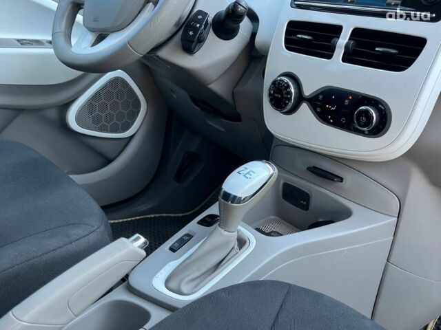 Белый Рено Зое, объемом двигателя 0 л и пробегом 56 тыс. км за 7190 $, фото 20 на Automoto.ua