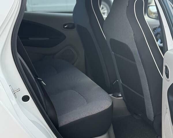 Белый Рено Зое, объемом двигателя 0 л и пробегом 167 тыс. км за 6599 $, фото 25 на Automoto.ua