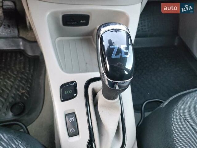 Белый Рено Зое, объемом двигателя 0 л и пробегом 79 тыс. км за 6300 $, фото 17 на Automoto.ua