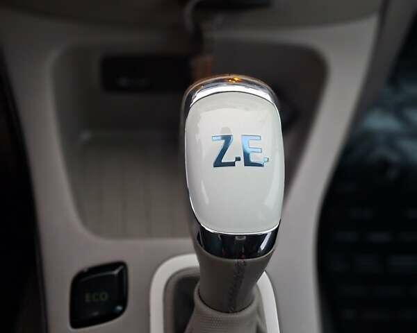 Белый Рено Зое, объемом двигателя 0 л и пробегом 240 тыс. км за 6800 $, фото 5 на Automoto.ua