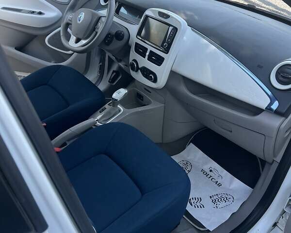 Белый Рено Зое, объемом двигателя 0 л и пробегом 146 тыс. км за 6200 $, фото 7 на Automoto.ua