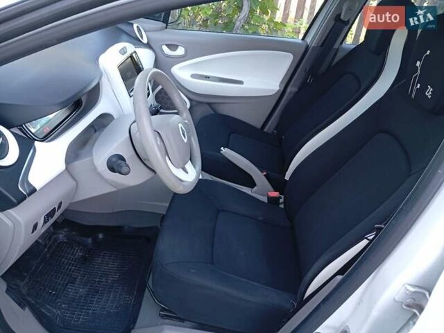 Белый Рено Зое, объемом двигателя 0 л и пробегом 100 тыс. км за 5600 $, фото 13 на Automoto.ua