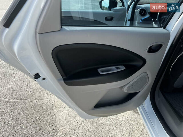 Білий Рено Зое, об'ємом двигуна 0 л та пробігом 123 тис. км за 6900 $, фото 18 на Automoto.ua