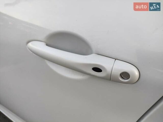 Белый Рено Зое, объемом двигателя 0 л и пробегом 79 тыс. км за 6300 $, фото 20 на Automoto.ua