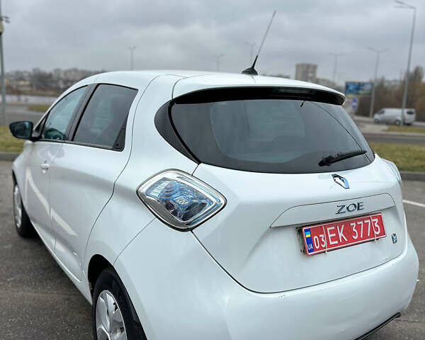 Белый Рено Зое, объемом двигателя 0 л и пробегом 110 тыс. км за 6399 $, фото 5 на Automoto.ua