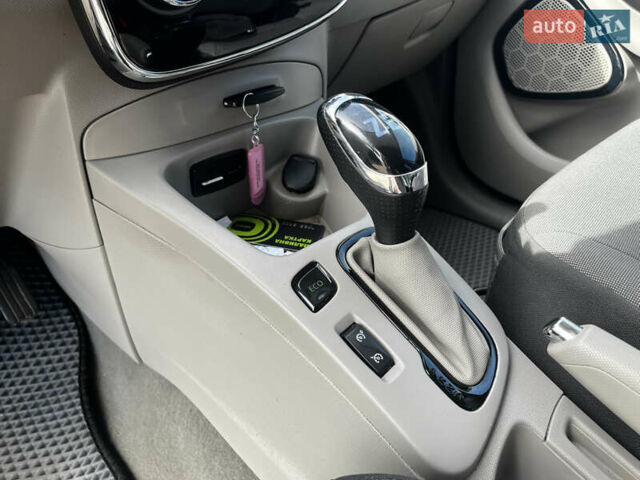 Білий Рено Зое, об'ємом двигуна 0 л та пробігом 123 тис. км за 6900 $, фото 25 на Automoto.ua