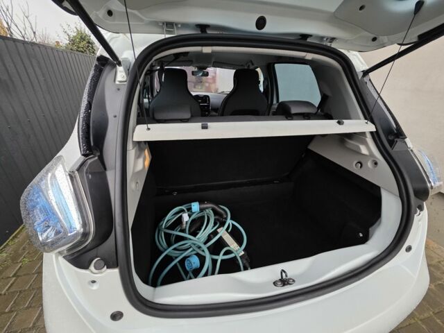 Білий Рено Зое, об'ємом двигуна 0 л та пробігом 140 тис. км за 5850 $, фото 7 на Automoto.ua