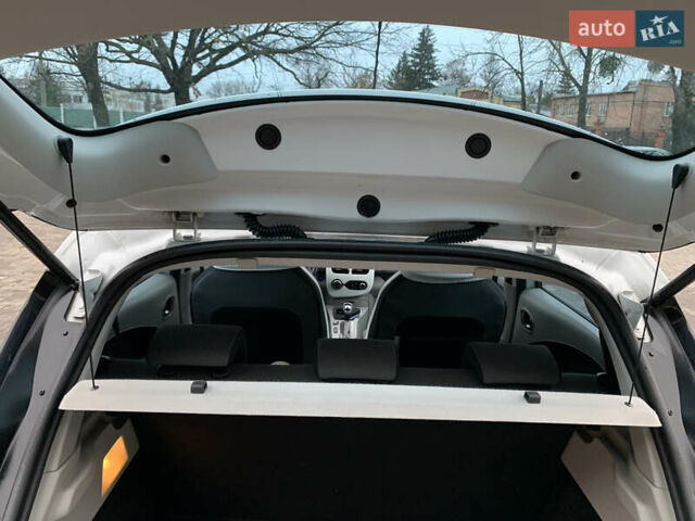 Белый Рено Зое, объемом двигателя 0 л и пробегом 64 тыс. км за 7600 $, фото 21 на Automoto.ua