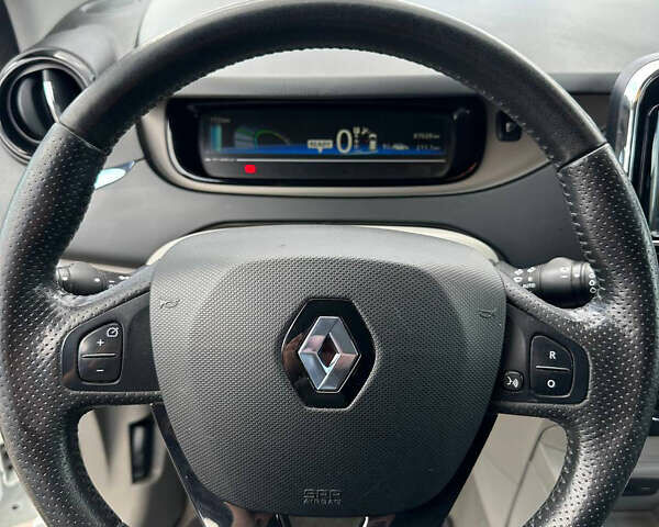 Белый Рено Зое, объемом двигателя 0 л и пробегом 87 тыс. км за 6400 $, фото 17 на Automoto.ua