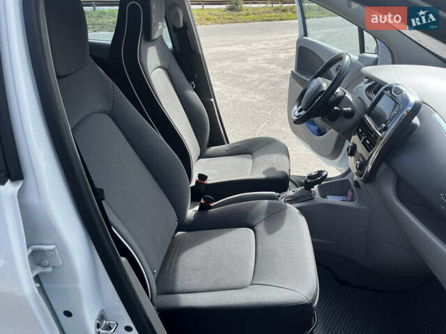 Білий Рено Зое, об'ємом двигуна 0 л та пробігом 123 тис. км за 6900 $, фото 23 на Automoto.ua