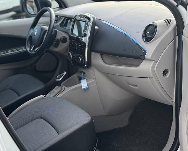 Белый Рено Зое, объемом двигателя 0 л и пробегом 167 тыс. км за 6599 $, фото 26 на Automoto.ua