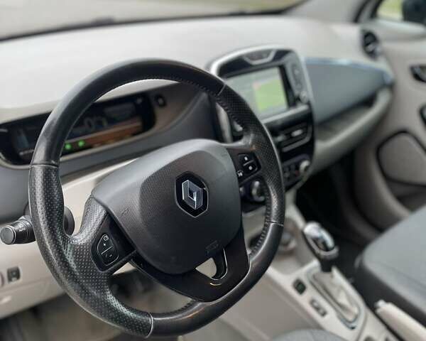 Белый Рено Зое, объемом двигателя 0 л и пробегом 98 тыс. км за 7000 $, фото 25 на Automoto.ua