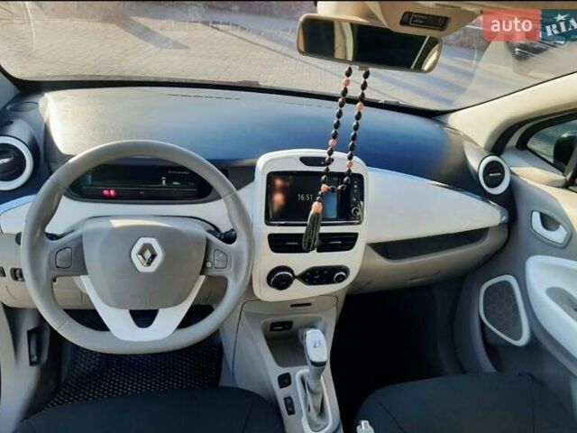 Белый Рено Зое, объемом двигателя 0 л и пробегом 150 тыс. км за 6500 $, фото 4 на Automoto.ua