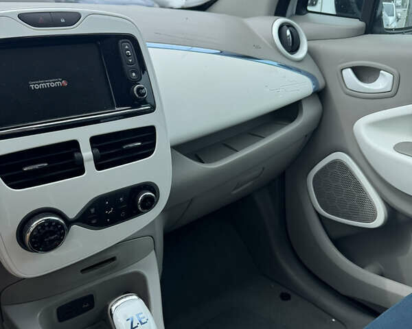 Белый Рено Зое, объемом двигателя 0 л и пробегом 80 тыс. км за 4399 $, фото 7 на Automoto.ua