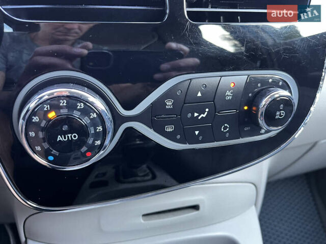 Белый Рено Зое, объемом двигателя 0 л и пробегом 123 тыс. км за 6850 $, фото 34 на Automoto.ua