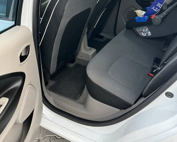 Рено Зое 2014 в Луцке на Automoto.ua Белый Рено Зое, объемом двигателя 0 л и пробегом 87 тыс. км за 6700 $, фото 14 на Automoto.ua