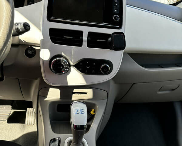 Белый Рено Зое, объемом двигателя 0 л и пробегом 130 тыс. км за 6700 $, фото 5 на Automoto.ua