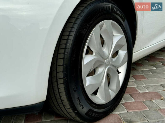 Білий Рено Зое, об'ємом двигуна 0 л та пробігом 110 тис. км за 6200 $, фото 12 на Automoto.ua