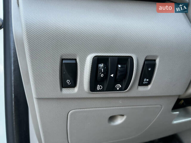 Белый Рено Зое, объемом двигателя 0 л и пробегом 123 тыс. км за 6850 $, фото 30 на Automoto.ua