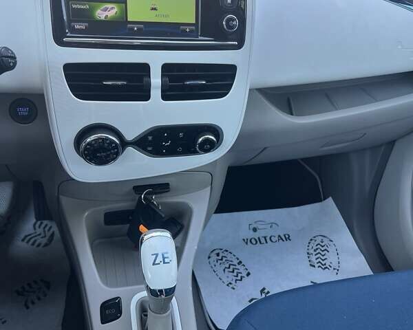 Белый Рено Зое, объемом двигателя 0 л и пробегом 146 тыс. км за 6200 $, фото 8 на Automoto.ua