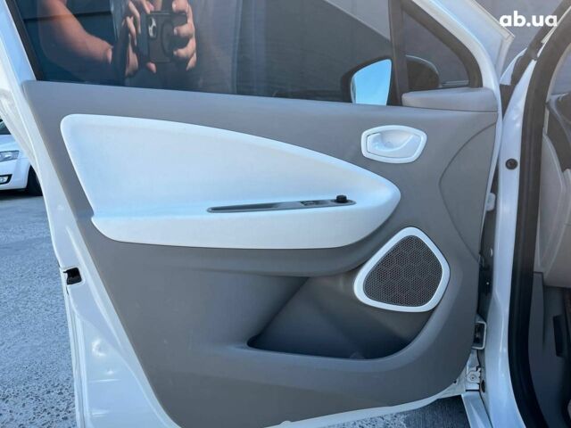 Белый Рено Зое, объемом двигателя 0 л и пробегом 56 тыс. км за 7190 $, фото 46 на Automoto.ua
