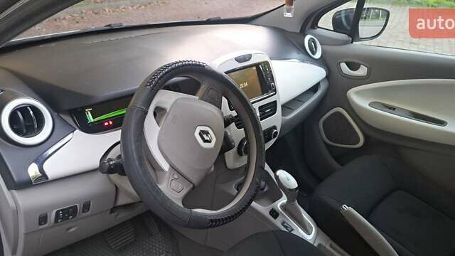 Білий Рено Зое, об'ємом двигуна 0 л та пробігом 96 тис. км за 5800 $, фото 3 на Automoto.ua