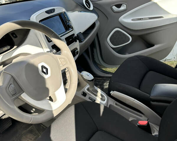 Белый Рено Зое, объемом двигателя 0 л и пробегом 130 тыс. км за 6700 $, фото 3 на Automoto.ua