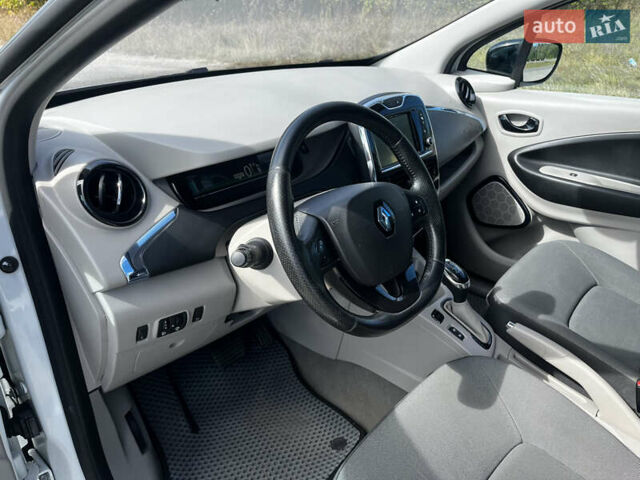 Білий Рено Зое, об'ємом двигуна 0 л та пробігом 123 тис. км за 6900 $, фото 14 на Automoto.ua