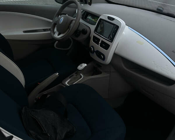 Белый Рено Зое, объемом двигателя 0 л и пробегом 50 тыс. км за 6300 $, фото 15 на Automoto.ua