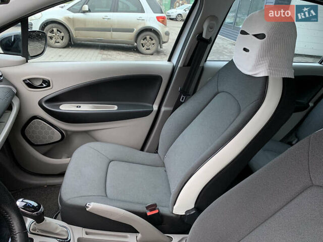 Белый Рено Зое, объемом двигателя 0 л и пробегом 64 тыс. км за 7600 $, фото 27 на Automoto.ua