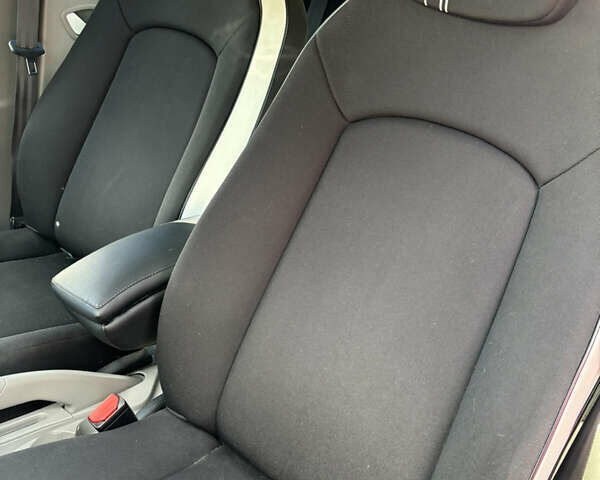 Белый Рено Зое, объемом двигателя 0 л и пробегом 130 тыс. км за 6700 $, фото 4 на Automoto.ua