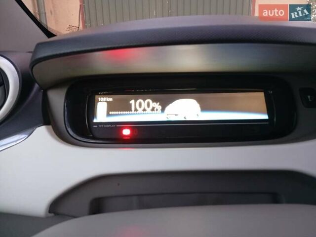 Белый Рено Зое, объемом двигателя 0 л и пробегом 100 тыс. км за 5600 $, фото 16 на Automoto.ua