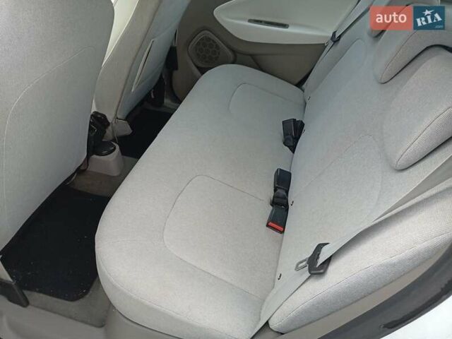 Рено Зое 2014 в Ковель на Automoto.ua Белый Рено Зое, объемом двигателя 0 л и пробегом 156 тыс. км за 5999 $, фото 10 на Automoto.ua