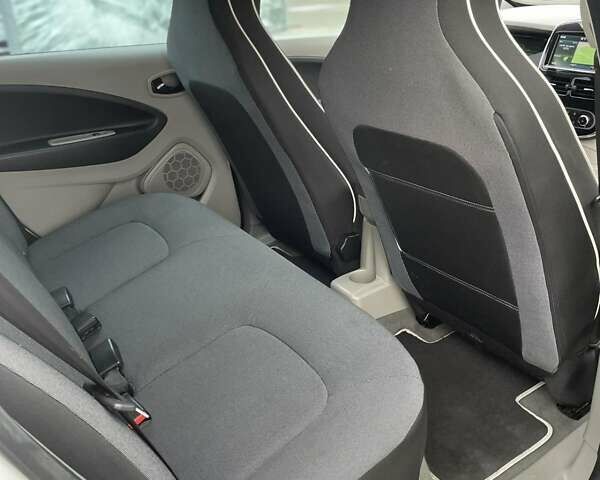 Белый Рено Зое, объемом двигателя 0 л и пробегом 98 тыс. км за 7000 $, фото 17 на Automoto.ua