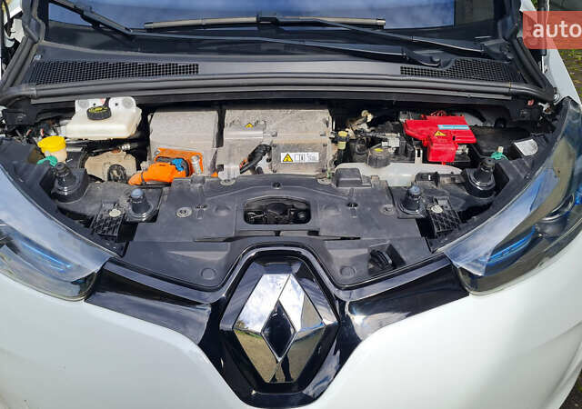 Білий Рено Зое, об'ємом двигуна 0 л та пробігом 53 тис. км за 7878 $, фото 4 на Automoto.ua