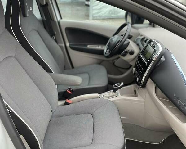Белый Рено Зое, объемом двигателя 0 л и пробегом 98 тыс. км за 7000 $, фото 20 на Automoto.ua