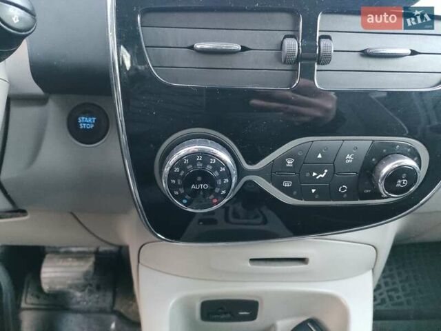 Белый Рено Зое, объемом двигателя 0 л и пробегом 79 тыс. км за 6300 $, фото 18 на Automoto.ua